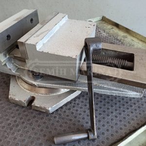 Sıfır ayarında 240 açar çene genişliği 200 dereceli freze mengenesi